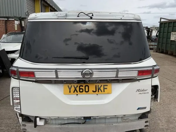 ДВЕРЬ БАГАЖНИКА NISSAN ELGRAND E52 БЕЛАЯ РАСПИЛ 2010-2015