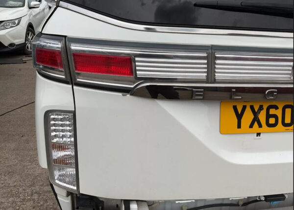 TAILGATE NISSAN ELGRAND E52 TAILGATE WHITE BREAKING 2010-2015 - Image 4