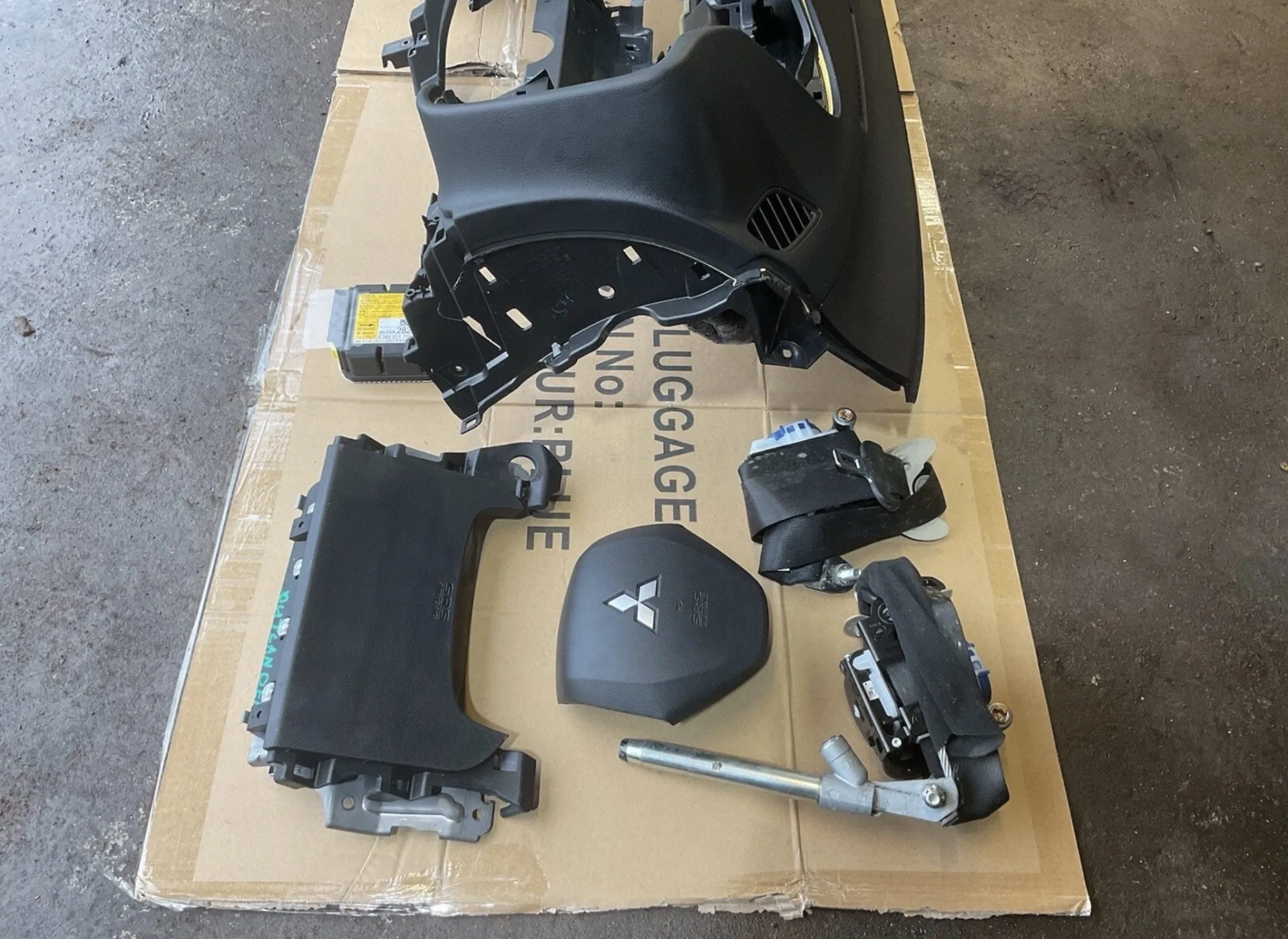 2015 MITSUBISHI OUTLANDER MK3 PHEV AIR BAG KIT DASHBOARD BELTS ECU KNEE DRIVER - Image 7